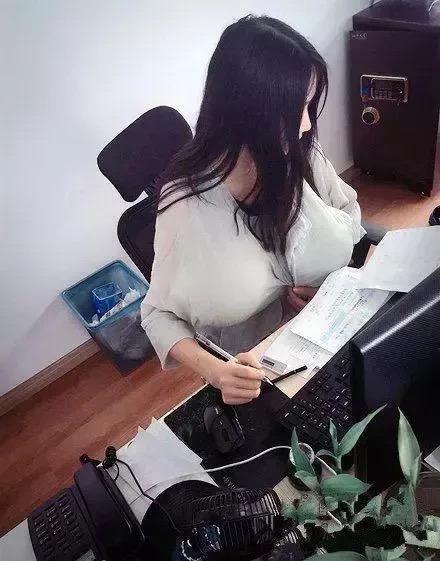 老板新招的女秘书。