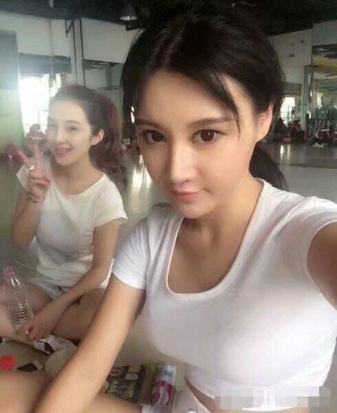 美女的身边总会有一帮美女朋友，所以我们要多认识美女