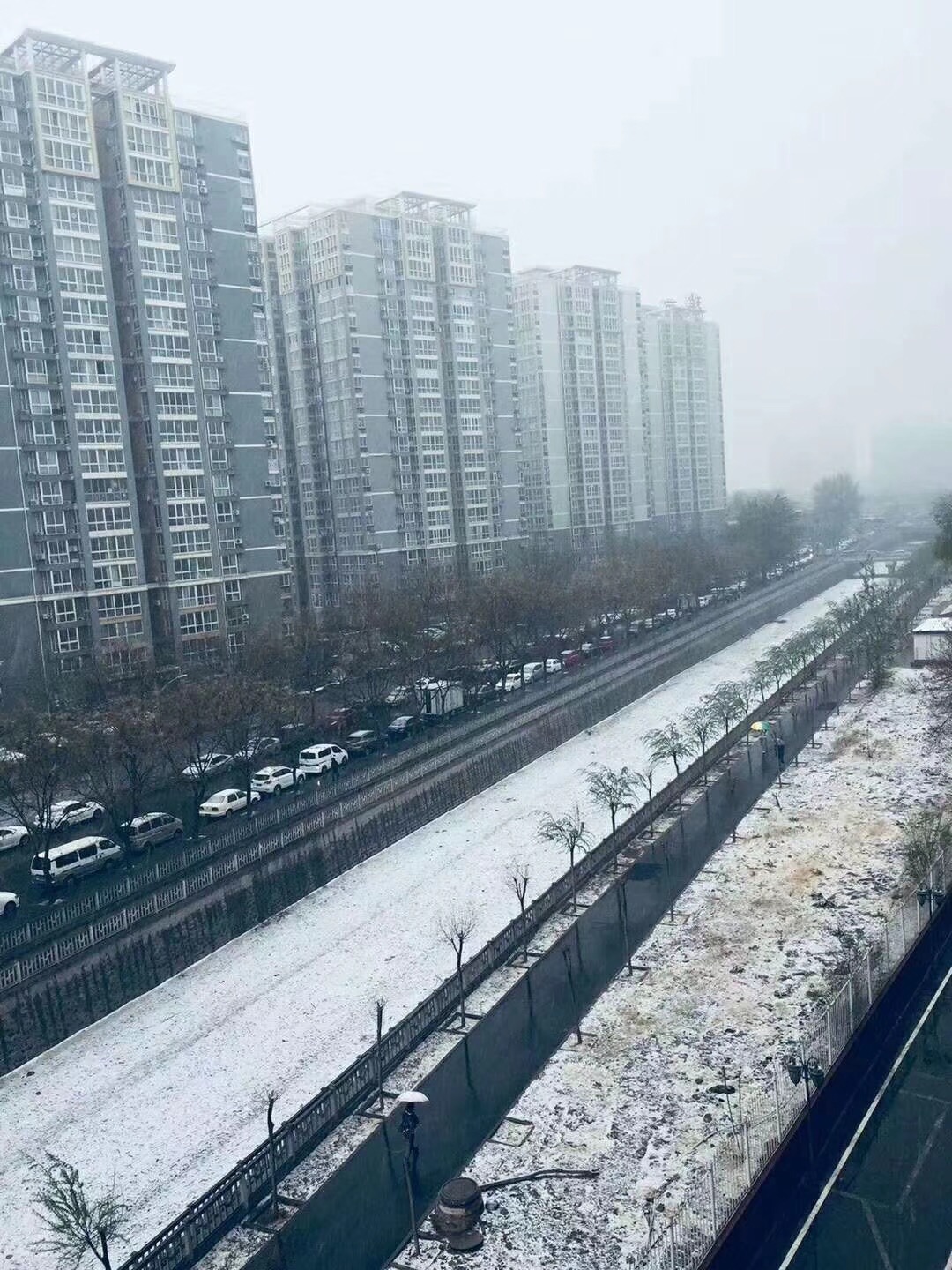 《至20180404北京飞雪》北京的冬天爱上了北京的夏天，可是他们始终不能相见，后来，他们为了在一起，联手干掉了北京的春天和秋天，且夏天无雨，冬天无雪，之后他们生了一个闺女叫春寒，生了一个儿子叫暖冬，还有一个干儿子叫雾霾，从此北京人民愉快地过上了乱穿衣服的神经病生活，并留下了千古名句- - -“众里寻它千百度，它想几度就几度”